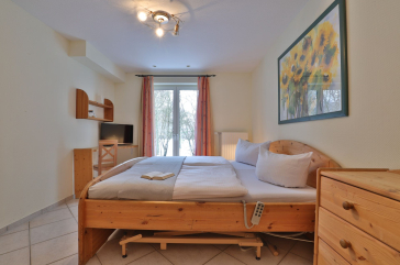 Waterkant 24 - Blick in das große Schlafzimmer mit elektr. verstellbarem Bett