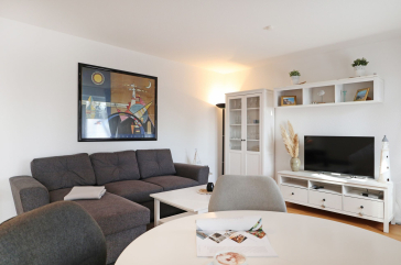 Goosbrink Whg. 21 - Blick vom Esstisch auf das Sofa und den TV
