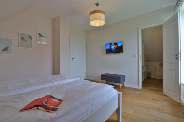 Lillesand - Blick in ein Schlafzimmer mit einem Doppelbett im Obergeschoss