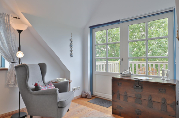 Sternschnuppe - Blick in das große Schlafzimmer mit Balkon