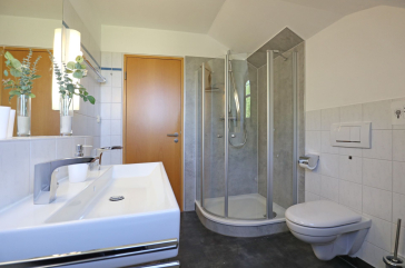 Villa Seegarten Whg. Seg11 - Blick in das Tageslichbad mit Dusche