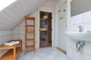 Landhaus Uhlenbusch - Blick in das Duschbad mit Sauna im OG