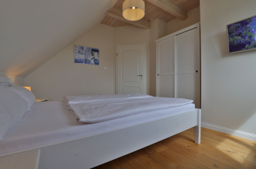 Lillesand - Blick in ein Schlafzimmer mit einem Doppelbett im Obergeschoss