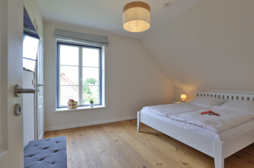 Lillesand - Blick in ein Schlafzimmer mit einem Doppelbett im Obergeschoss