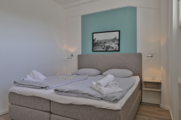 Ohlerich Speicher App. 03 - Blick in das Schlafzimmer mit einem Boxspringbett