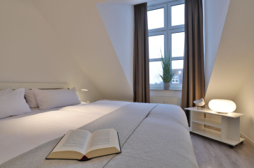 Sünnslag App.13/59 - Blick in das Schlafzimmer mit einem Doppelbett