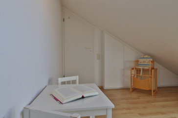 Godewind Whg.22 - Blick in das Schlafzimmer mit einem Doppelbett (Dachschräge)
