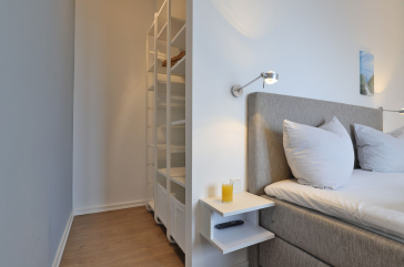Ohlerich Speicher App. 33 - Blick in das Schlafzimmer neben dem Wohnbereich
