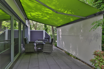 Gezeiten App. 2 Meeresrauschen - Blick auf die große Terrasse mit Markise