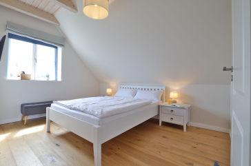 Lillesand - Blick in ein Schlafzimmer mit einem Doppelbett im Obergeschoss