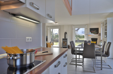 Strandgut Ferienhaus - Blick auf den offenen Essbereich mit Küchenzeile
