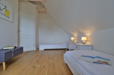 Lillesand - Blick in das Schlafzimmer im Obergeschoss mit 2 Einzelbetten