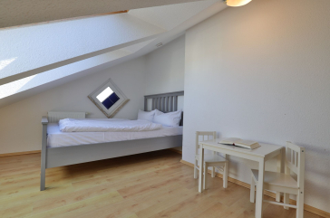 Godewind Whg.22 - Blick in das Schlafzimmer mit einem Doppelbett (Dachschräge)