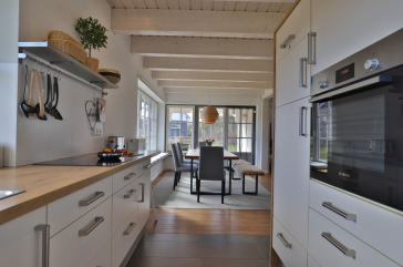 Ruhe-Insel Ferienhaus - Blick auf die voll ausgestattete Küchenzeile