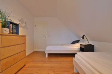 Ruhe-Insel Ferienhaus - Blick in das Schlafzimmer mit 2 Einzelbetten im OG