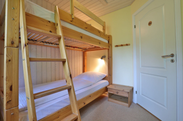 Landhaus Uhlenbusch - Blick in ein Schlafzimmer mit Etagenbett im EG