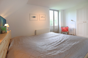 Schwanhaus - Blick in das Schlafzimmer mit einem Doppelbett