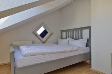 Godewind Whg.22 - Blick in das Schlafzimmer mit einem Doppelbett (Dachschräge)