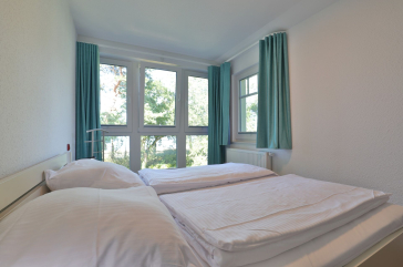 Waldfrieden Whg.7 - Blick in das Schlafzimmer mit einem großen Doppelbett