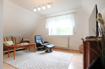 Drews - Blick in das Wohnzimmer mit Schlafsofa