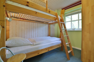 Landhaus Uhlenbusch - Blick in ein Schlafzimmer mit Etagenbett im EG
