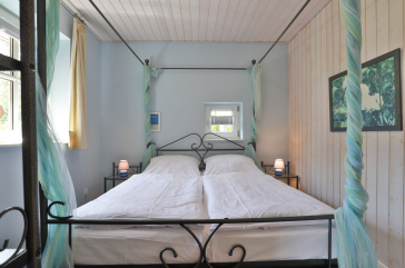 Landhaus Uhlenbusch - Blick in das Schlafzimmer mit Doppelbett (140x200) im EG