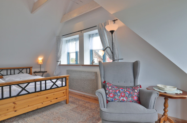 Sternschnuppe - Blick in das große Schlafzimmer mit Balkon