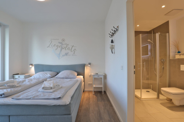 Hafenspitze App. 09 - Blick in das Schlafzimmer mit Badezimmer