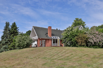 Landhaus Uhlenbusch - Blick auf das Ferienhaus im Grünen