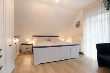 Haus am Meer App.7 - Blick in das Schlafzimmer mit einem Doppelbett
