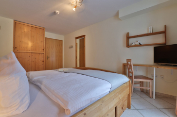 Waterkant 24 - Blick in das große Schlafzimmer mit elektr. verstellbarem Bett