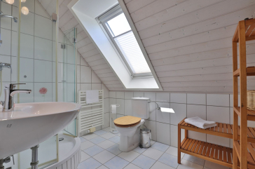 Landhaus Uhlenbusch - Blick in das Duschbad mit Sauna im OG