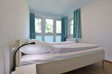 Waldfrieden Whg.7 - Blick in das Schlafzimmer mit einem großen Doppelbett