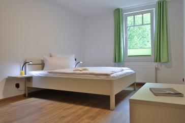 Waldfrieden Whg. 8 - Blick in das Schlafzimmer mit einem Doppelbett