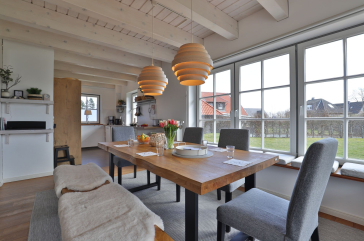 Ruhe-Insel Ferienhaus - Blick auf den offenen Essbereich mit Küchenzeile