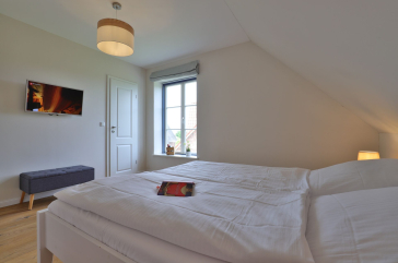 Lillesand - Blick in ein Schlafzimmer mit einem Doppelbett im Obergeschoss