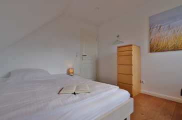 Ruhe-Insel Ferienhaus - Blick in das Schlafzimmer mit einem 1,40m Bett im OG