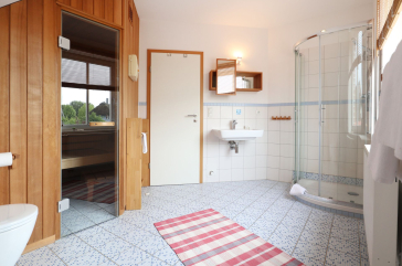 Löönboom - Blick in das Tageslichbad mit Dusche