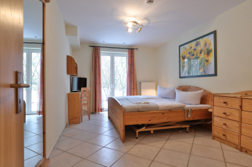 Waterkant 24 - Blick in das große Schlafzimmer mit elektr. verstellbarem Bett