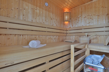 Lillesand - Blick in das Tageslichtbad im Erdgeschoss mit Sauna