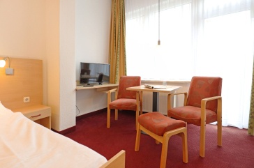 Strandflieder Zimmer 103 - Blick auf den offenen Schlaf-/ Wohnbereich