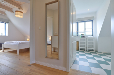 Lillesand - Blick auf ein Schlafzimmer und das Bad im Obergeschoss
