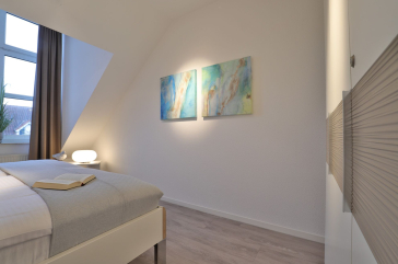 Sünnslag App.13/59 - Blick in das Schlafzimmer mit einem Doppelbett