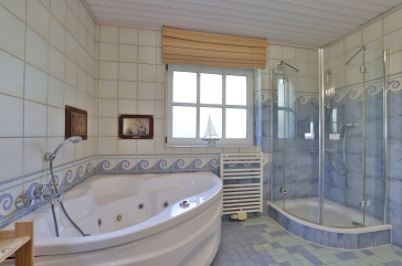 Landhaus Uhlenbusch - Blick in das Vollbad im Erdgeschoss