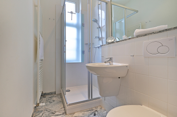 Villa Höger Whg.4 - Blick in das Tageslichtbad mit Dusche