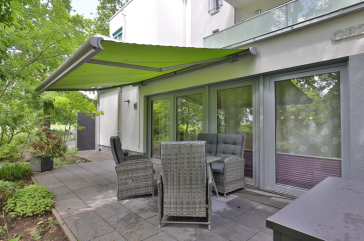 Gezeiten App. 2 Meeresrauschen - Blick auf die große Terrasse mit Markise