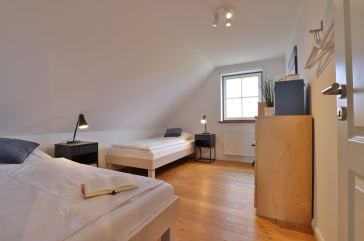 Ruhe-Insel Ferienhaus - Blick in das Schlafzimmer mit 2 Einzelbetten im OG