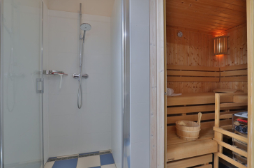 Lillesand - Blick in das Tageslichtbad im Erdgeschoss mit Sauna