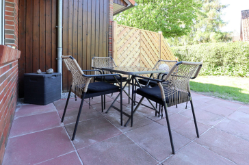 Urlauberdorf 43c - Blick auf die Terrasse hinter dem Haus