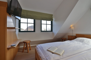 Traveblick - Blick in das Schlafzimmer mit einem Doppelbett